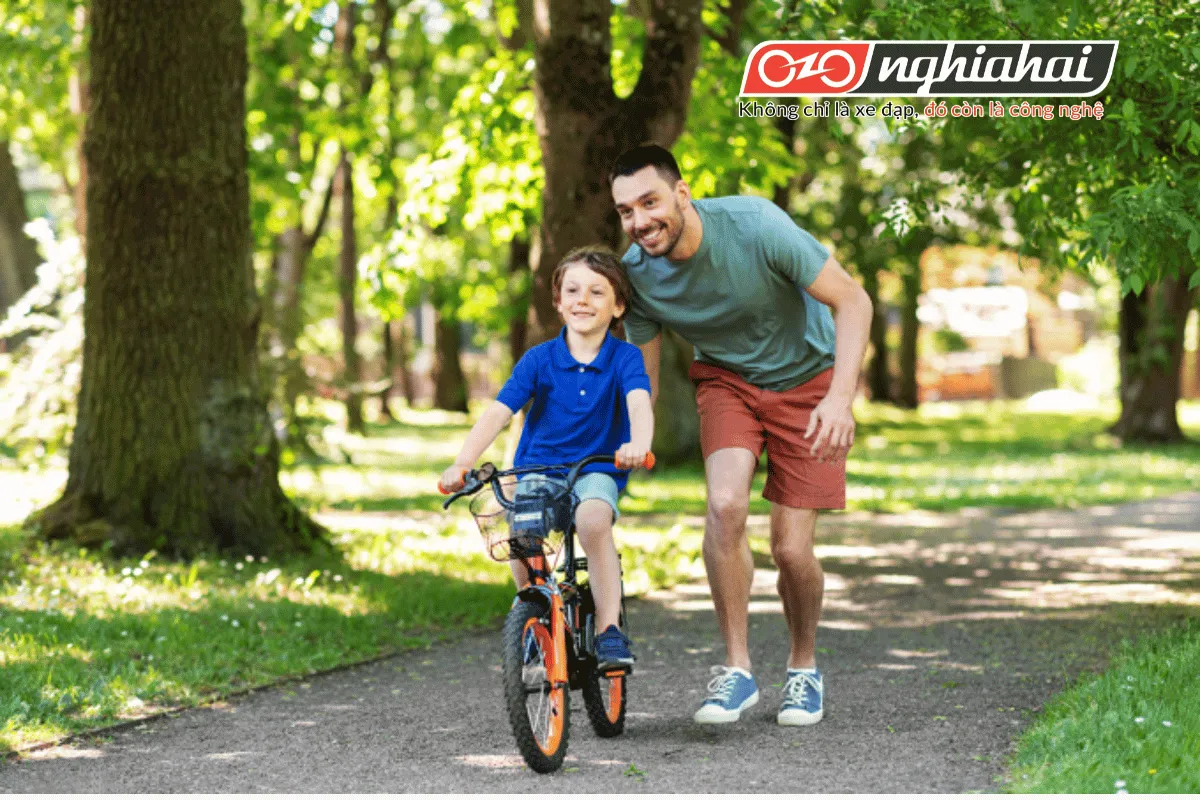 Xe đạp địa hình dành cho trẻ em là một lựa chọn tuyệt vời cho những bé nhỏ tuổi muốn mạo hiểm và khám phá qua nhiều địa hình khác nhau.