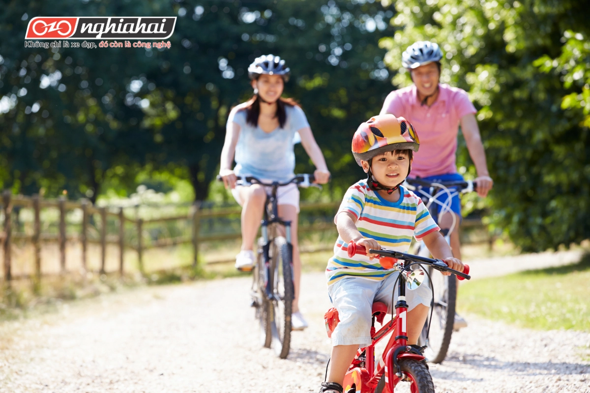 Một cách tốt để trẻ phát triển sự tự tin khi đạp xe là tạo ra những trải nghiệm vui vẻ bằng xe đạp