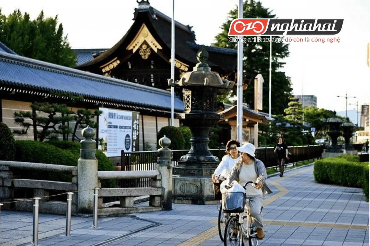 Đạp xe giúp bạn dễ dàng dừng lại và tham quan những ngôi đền độc đáo, các khu chợ truyền thống và những khu vực nổi tiếng