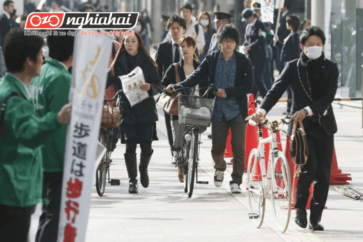 Người điều khiển xe đạp tại Nhật Bản phải tuân thủ mọi quy định giao thông