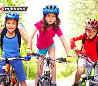 Bé đã tự đi được xe đạp cùng với bạn bè