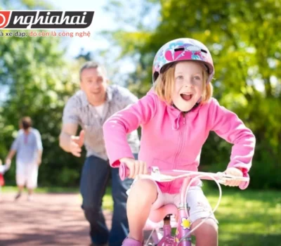 Đồng hành trong hành trình tập đi xe đạp của con