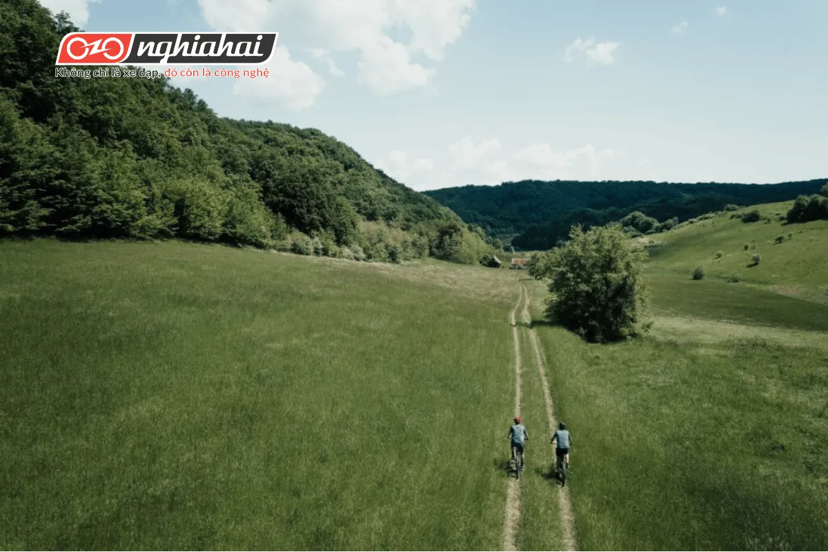 Việc đạp xe trong thiên nhiên ở Romania mang lại cảm giác yên bình và tĩnh lặng, cho phép bạn thư giãn, tìm thấy sự yên tĩnh trong cuộc sống hàng ngày và tận hưởng vẻ đẹp thiên nhiên độc đáo.