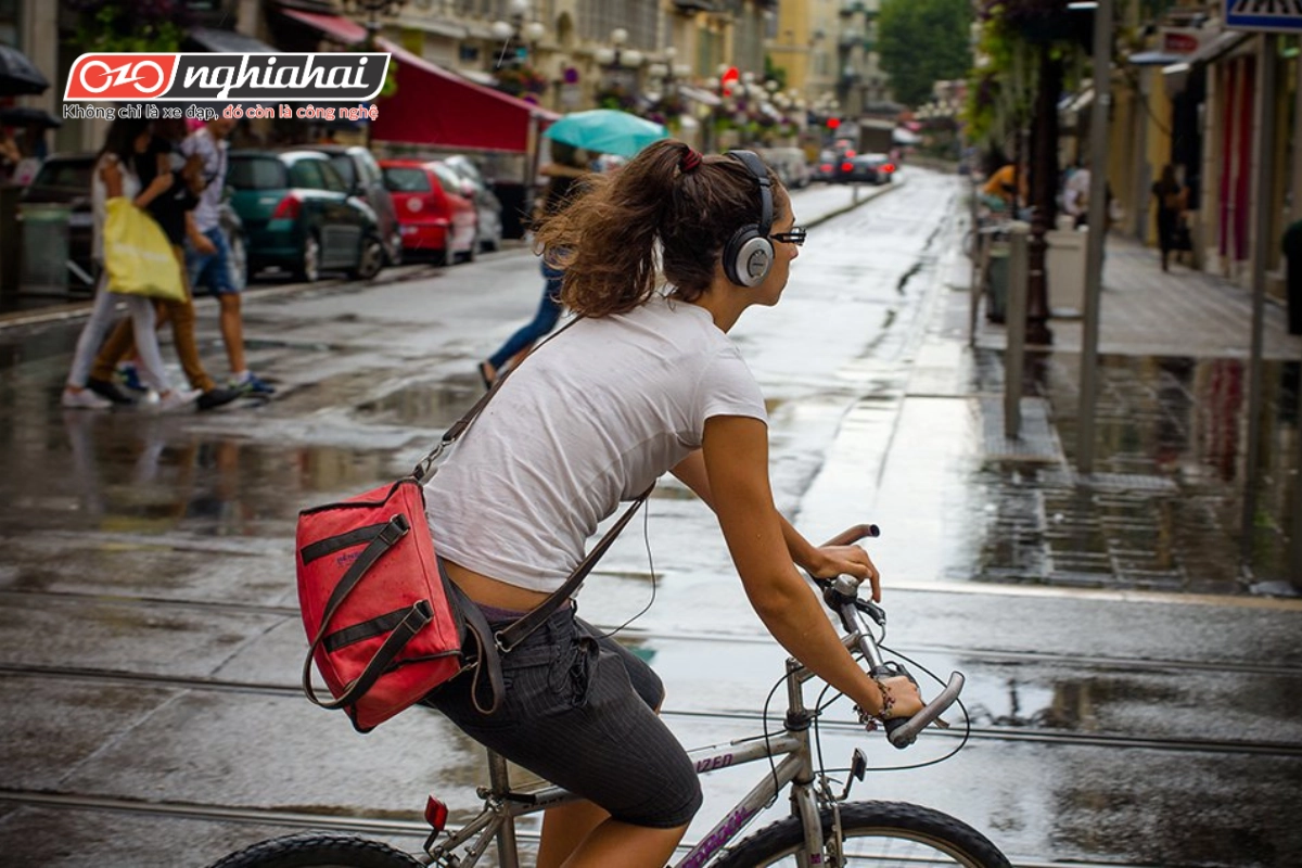 Người đội tai nghe khi đạp xe có thể bỏ lỡ những cảnh báo âm thanh quan trọng như còi xe hoặc tiếng chuông đèn giao thông