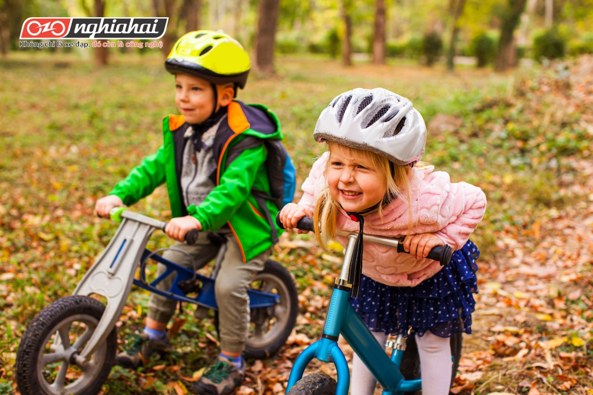 Cho trẻ thời gian để làm quen với việc sử dụng xe đạp, không áp đặt và tạo không gian cho họ khám phá.