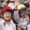 Dạy bé học cách đội mũ bảo hiểm khi đi xe đạp