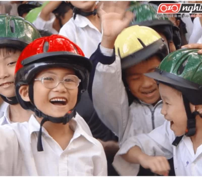 Dạy bé học cách đội mũ bảo hiểm khi đi xe đạp