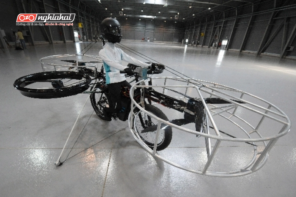Không chỉ là giấc mơ trong thế giới khoa học viễn tưởng, chiếc xe đạp bay thực tế đã xuất hiện