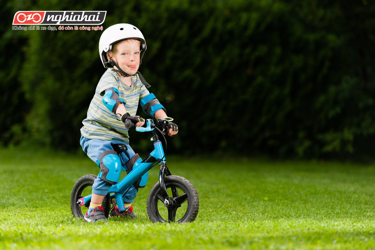 Việc làm chủ một phương tiện di động như xe đạp cân bằng giúp trẻ phát triển kỹ năng lãnh đạo và tăng cường lòng tự tin.