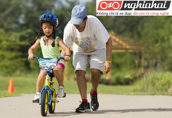 Cách cho trẻ đi xe đạp trẻ em an toàn 1