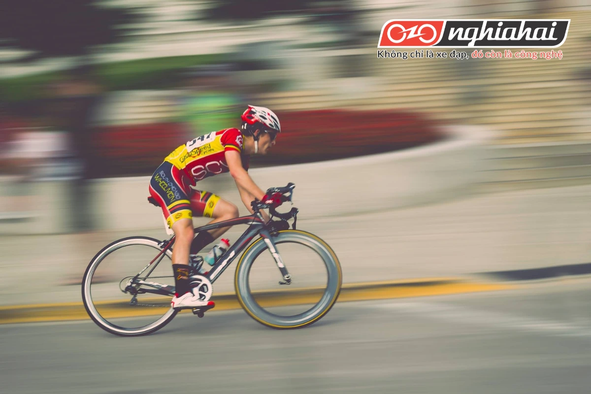 Kỷ lục thế giới về vận tốc xe đạp là bao nhiêu?