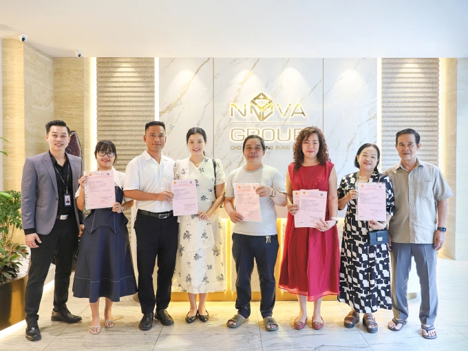 The Sun Avenue bàn giao sổ hồng cho cư dân – Novaland đảm bảo quyền lợi khách hàng