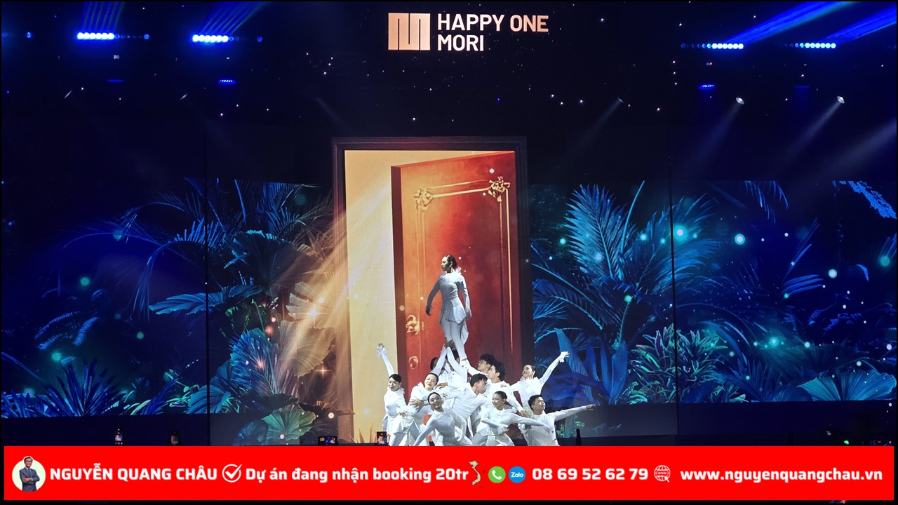 🌟 3.000 Đại sứ – Một khởi đầu bùng nổ cho hành trình “Hạnh phúc sống chuẩn Mori”  Cuối tuần qua, không khí tại sự kiện ra quân dự án Happy One Mori thật sự “nóng” hơn bao giờ hết khi gần 3.000 Đại sứ Mori từ cả hai miền Nam – Bắc cùng quy tụ, chính thức khởi động chiến dịch triển khai đại dự án biểu tượng của Vạn Xuân Group. Không chỉ là một lễ ra quân hoành tráng, sự kiện còn đánh dấu bước ngoặt chiến lược cho hành trình lan tỏa giá trị sống hạnh phúc – chuẩn mực – hiện đại, nơi mỗi Đại sứ Mori trở thành người dẫn đường kiến tạo cộng đồng cư dân chuyên gia tương lai tại Lái Thiêu.  🏙️ Happy One Mori – Biểu tượng sống mới giữa trung tâm Lái Thiêu  Nằm tại vị trí chiến lược khu Đông Bắc TP.HCM, Happy One Mori do Vạn Xuân Group phát triển là dấu ấn tiếp nối chuỗi thành công của thương hiệu bất động sản tiên phong này. Từ dự án, cư dân chỉ mất vài phút kết nối đến:  🚆 Tuyến Metro số 2 – trục giao thông huyết mạch tương lai kết nối TP.HCM – Bình Dương.  🛍️ AEON Mall – trung tâm mua sắm, giải trí hàng đầu khu vực.  🏭 KCN VSIP – nơi hội tụ hàng chục nghìn chuyên gia, kỹ sư và nhà đầu tư nước ngoài.  Với lợi thế kết nối hoàn hảo, Happy One Mori không chỉ là tổ ấm lý tưởng cho thế hệ chuyên gia trẻ, mà còn là cơ hội đầu tư bền vững trong bối cảnh bất động sản trung tâm Lái Thiêu đang bứt phá mạnh mẽ.  🌿 “Happy One Mori” – Khi chuẩn sống Nhật Bản hòa cùng tinh thần hạnh phúc Việt  Lấy cảm hứng từ triết lý “Mori” – nghĩa là rừng cây, nơi sự an lành khởi sinh – dự án hướng đến cuộc sống cân bằng giữa tiện nghi đô thị và an nhiên nội tâm. Tại đây, cư dân được tận hưởng không gian sống:  🌳 Mảng xanh bao phủ, với khu vườn thiền, lối dạo bộ và hồ cảnh quan.  🏊‍♂️ Tiện ích hiện đại chuẩn resort: hồ bơi tràn, gym – spa cao cấp, khu vui chơi trẻ em, khu BBQ ngoài trời.  🏢 Thiết kế thông minh – tinh tế đậm phong cách Nhật Bản, tối ưu ánh sáng, gió trời và công năng.  🔥 “Đại sứ Mori” – Sứ mệnh lan tỏa phong cách sống chuyên gia  Chiến dịch Đại sứ Mori không chỉ là hoạt động kinh doanh, mà là hành trình truyền cảm hứng – nơi mỗi Đại sứ trở thành người kể câu chuyện về hạnh phúc, giá trị sống bền vững và chuẩn mực chuyên nghiệp. Với năng lượng trẻ trung, chuyên nghiệp và khát vọng cống hiến, lực lượng 3.000 Đại sứ Mori chính là động lực tiên phong, lan tỏa tinh thần “Happy One – Sống chuẩn hạnh phúc” đến từng khách hàng, từng gia đình.  💫 Vạn Xuân Group – Kiến tạo giá trị sống chuẩn mực Việt  Trải qua hơn một thập kỷ phát triển, Vạn Xuân Group đã khẳng định vị thế với chuỗi dự án chất lượng tại TP.HCM và Bình Dương, mang triết lý “Lấy con người làm trung tâm, lấy hạnh phúc làm đích đến”. Happy One Mori chính là minh chứng tiếp theo cho hành trình đó – nơi chất lượng sống, không gian xanh và cộng đồng tinh hoa cùng hội tụ, kiến tạo nên một biểu tượng sống mới giữa lòng Lái Thiêu phồn vinh.  🌈 Happy One Mori – Nơi hạnh phúc bắt đầu từ sự cân bằng  “Hạnh phúc không phải là điểm đến, mà là hành trình sống trọn từng ngày.” Happy One Mori – biểu tượng cho cuộc sống hiện đại, tinh tế và cân bằng của thế hệ chuyên gia Việt Nam hôm nay.