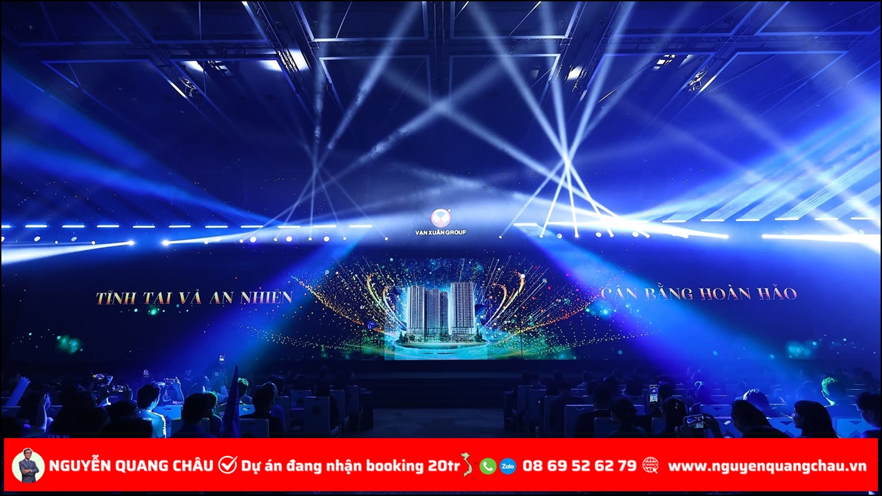 🌟 3.000 Đại sứ – Một khởi đầu bùng nổ cho hành trình “Hạnh phúc sống chuẩn Mori”  Cuối tuần qua, không khí tại sự kiện ra quân dự án Happy One Mori thật sự “nóng” hơn bao giờ hết khi gần 3.000 Đại sứ Mori từ cả hai miền Nam – Bắc cùng quy tụ, chính thức khởi động chiến dịch triển khai đại dự án biểu tượng của Vạn Xuân Group. Không chỉ là một lễ ra quân hoành tráng, sự kiện còn đánh dấu bước ngoặt chiến lược cho hành trình lan tỏa giá trị sống hạnh phúc – chuẩn mực – hiện đại, nơi mỗi Đại sứ Mori trở thành người dẫn đường kiến tạo cộng đồng cư dân chuyên gia tương lai tại Lái Thiêu.  🏙️ Happy One Mori – Biểu tượng sống mới giữa trung tâm Lái Thiêu  Nằm tại vị trí chiến lược khu Đông Bắc TP.HCM, Happy One Mori do Vạn Xuân Group phát triển là dấu ấn tiếp nối chuỗi thành công của thương hiệu bất động sản tiên phong này. Từ dự án, cư dân chỉ mất vài phút kết nối đến:  🚆 Tuyến Metro số 2 – trục giao thông huyết mạch tương lai kết nối TP.HCM – Bình Dương.  🛍️ AEON Mall – trung tâm mua sắm, giải trí hàng đầu khu vực.  🏭 KCN VSIP – nơi hội tụ hàng chục nghìn chuyên gia, kỹ sư và nhà đầu tư nước ngoài.  Với lợi thế kết nối hoàn hảo, Happy One Mori không chỉ là tổ ấm lý tưởng cho thế hệ chuyên gia trẻ, mà còn là cơ hội đầu tư bền vững trong bối cảnh bất động sản trung tâm Lái Thiêu đang bứt phá mạnh mẽ.  🌿 “Happy One Mori” – Khi chuẩn sống Nhật Bản hòa cùng tinh thần hạnh phúc Việt  Lấy cảm hứng từ triết lý “Mori” – nghĩa là rừng cây, nơi sự an lành khởi sinh – dự án hướng đến cuộc sống cân bằng giữa tiện nghi đô thị và an nhiên nội tâm. Tại đây, cư dân được tận hưởng không gian sống:  🌳 Mảng xanh bao phủ, với khu vườn thiền, lối dạo bộ và hồ cảnh quan.  🏊‍♂️ Tiện ích hiện đại chuẩn resort: hồ bơi tràn, gym – spa cao cấp, khu vui chơi trẻ em, khu BBQ ngoài trời.  🏢 Thiết kế thông minh – tinh tế đậm phong cách Nhật Bản, tối ưu ánh sáng, gió trời và công năng.  🔥 “Đại sứ Mori” – Sứ mệnh lan tỏa phong cách sống chuyên gia  Chiến dịch Đại sứ Mori không chỉ là hoạt động kinh doanh, mà là hành trình truyền cảm hứng – nơi mỗi Đại sứ trở thành người kể câu chuyện về hạnh phúc, giá trị sống bền vững và chuẩn mực chuyên nghiệp. Với năng lượng trẻ trung, chuyên nghiệp và khát vọng cống hiến, lực lượng 3.000 Đại sứ Mori chính là động lực tiên phong, lan tỏa tinh thần “Happy One – Sống chuẩn hạnh phúc” đến từng khách hàng, từng gia đình.  💫 Vạn Xuân Group – Kiến tạo giá trị sống chuẩn mực Việt  Trải qua hơn một thập kỷ phát triển, Vạn Xuân Group đã khẳng định vị thế với chuỗi dự án chất lượng tại TP.HCM và Bình Dương, mang triết lý “Lấy con người làm trung tâm, lấy hạnh phúc làm đích đến”. Happy One Mori chính là minh chứng tiếp theo cho hành trình đó – nơi chất lượng sống, không gian xanh và cộng đồng tinh hoa cùng hội tụ, kiến tạo nên một biểu tượng sống mới giữa lòng Lái Thiêu phồn vinh.  🌈 Happy One Mori – Nơi hạnh phúc bắt đầu từ sự cân bằng  “Hạnh phúc không phải là điểm đến, mà là hành trình sống trọn từng ngày.” Happy One Mori – biểu tượng cho cuộc sống hiện đại, tinh tế và cân bằng của thế hệ chuyên gia Việt Nam hôm nay.
