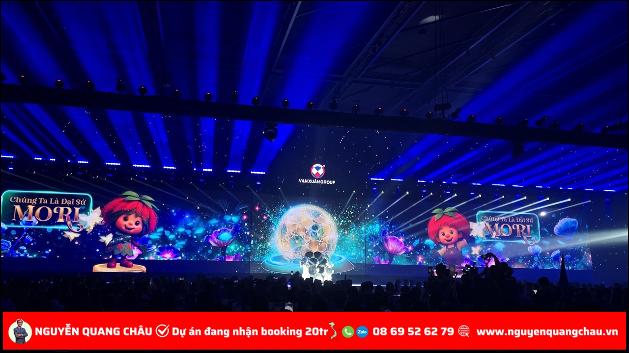 🌟 3.000 Đại sứ – Một khởi đầu bùng nổ cho hành trình “Hạnh phúc sống chuẩn Mori”  Cuối tuần qua, không khí tại sự kiện ra quân dự án Happy One Mori thật sự “nóng” hơn bao giờ hết khi gần 3.000 Đại sứ Mori từ cả hai miền Nam – Bắc cùng quy tụ, chính thức khởi động chiến dịch triển khai đại dự án biểu tượng của Vạn Xuân Group. Không chỉ là một lễ ra quân hoành tráng, sự kiện còn đánh dấu bước ngoặt chiến lược cho hành trình lan tỏa giá trị sống hạnh phúc – chuẩn mực – hiện đại, nơi mỗi Đại sứ Mori trở thành người dẫn đường kiến tạo cộng đồng cư dân chuyên gia tương lai tại Lái Thiêu.  🏙️ Happy One Mori – Biểu tượng sống mới giữa trung tâm Lái Thiêu  Nằm tại vị trí chiến lược khu Đông Bắc TP.HCM, Happy One Mori do Vạn Xuân Group phát triển là dấu ấn tiếp nối chuỗi thành công của thương hiệu bất động sản tiên phong này. Từ dự án, cư dân chỉ mất vài phút kết nối đến:  🚆 Tuyến Metro số 2 – trục giao thông huyết mạch tương lai kết nối TP.HCM – Bình Dương.  🛍️ AEON Mall – trung tâm mua sắm, giải trí hàng đầu khu vực.  🏭 KCN VSIP – nơi hội tụ hàng chục nghìn chuyên gia, kỹ sư và nhà đầu tư nước ngoài.  Với lợi thế kết nối hoàn hảo, Happy One Mori không chỉ là tổ ấm lý tưởng cho thế hệ chuyên gia trẻ, mà còn là cơ hội đầu tư bền vững trong bối cảnh bất động sản trung tâm Lái Thiêu đang bứt phá mạnh mẽ.  🌿 “Happy One Mori” – Khi chuẩn sống Nhật Bản hòa cùng tinh thần hạnh phúc Việt  Lấy cảm hứng từ triết lý “Mori” – nghĩa là rừng cây, nơi sự an lành khởi sinh – dự án hướng đến cuộc sống cân bằng giữa tiện nghi đô thị và an nhiên nội tâm. Tại đây, cư dân được tận hưởng không gian sống:  🌳 Mảng xanh bao phủ, với khu vườn thiền, lối dạo bộ và hồ cảnh quan.  🏊‍♂️ Tiện ích hiện đại chuẩn resort: hồ bơi tràn, gym – spa cao cấp, khu vui chơi trẻ em, khu BBQ ngoài trời.  🏢 Thiết kế thông minh – tinh tế đậm phong cách Nhật Bản, tối ưu ánh sáng, gió trời và công năng.  🔥 “Đại sứ Mori” – Sứ mệnh lan tỏa phong cách sống chuyên gia  Chiến dịch Đại sứ Mori không chỉ là hoạt động kinh doanh, mà là hành trình truyền cảm hứng – nơi mỗi Đại sứ trở thành người kể câu chuyện về hạnh phúc, giá trị sống bền vững và chuẩn mực chuyên nghiệp. Với năng lượng trẻ trung, chuyên nghiệp và khát vọng cống hiến, lực lượng 3.000 Đại sứ Mori chính là động lực tiên phong, lan tỏa tinh thần “Happy One – Sống chuẩn hạnh phúc” đến từng khách hàng, từng gia đình.  💫 Vạn Xuân Group – Kiến tạo giá trị sống chuẩn mực Việt  Trải qua hơn một thập kỷ phát triển, Vạn Xuân Group đã khẳng định vị thế với chuỗi dự án chất lượng tại TP.HCM và Bình Dương, mang triết lý “Lấy con người làm trung tâm, lấy hạnh phúc làm đích đến”. Happy One Mori chính là minh chứng tiếp theo cho hành trình đó – nơi chất lượng sống, không gian xanh và cộng đồng tinh hoa cùng hội tụ, kiến tạo nên một biểu tượng sống mới giữa lòng Lái Thiêu phồn vinh.  🌈 Happy One Mori – Nơi hạnh phúc bắt đầu từ sự cân bằng  “Hạnh phúc không phải là điểm đến, mà là hành trình sống trọn từng ngày.” Happy One Mori – biểu tượng cho cuộc sống hiện đại, tinh tế và cân bằng của thế hệ chuyên gia Việt Nam hôm nay.