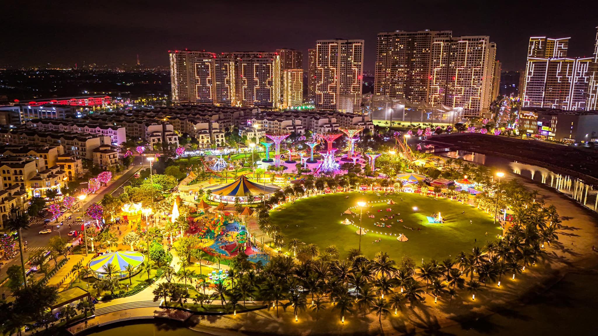 Bay flycam đêm 22h00 tại Vinhomes Grand Park, Quận 9 – Tiến độ vành đai 3 gấp rút hoàn thành