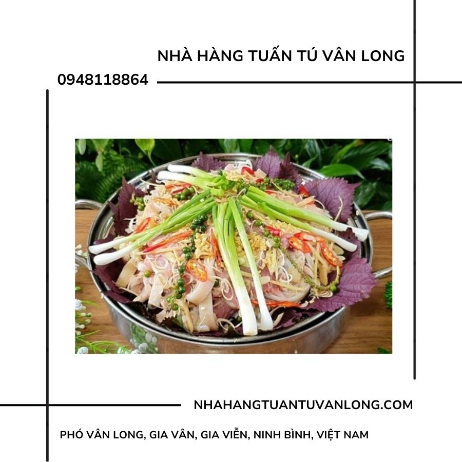 Nồi dê hấp tía tô sôi sục nghi ngút khói trên bếp cồn thơm nức