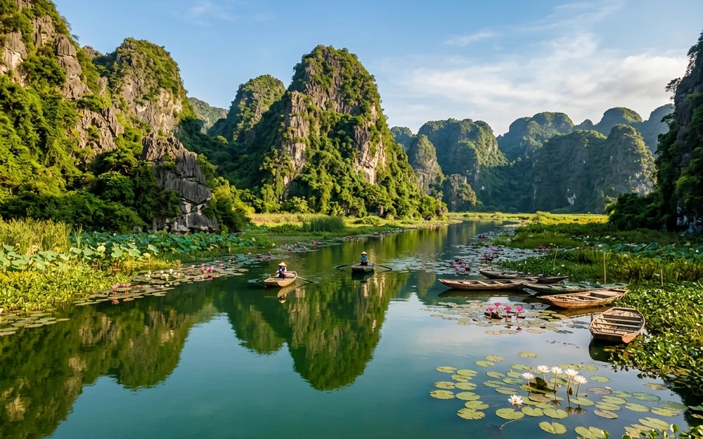 Khung cảnh thiên nhiên Đầm Vân Long non nước hữu tình Ninh Bình