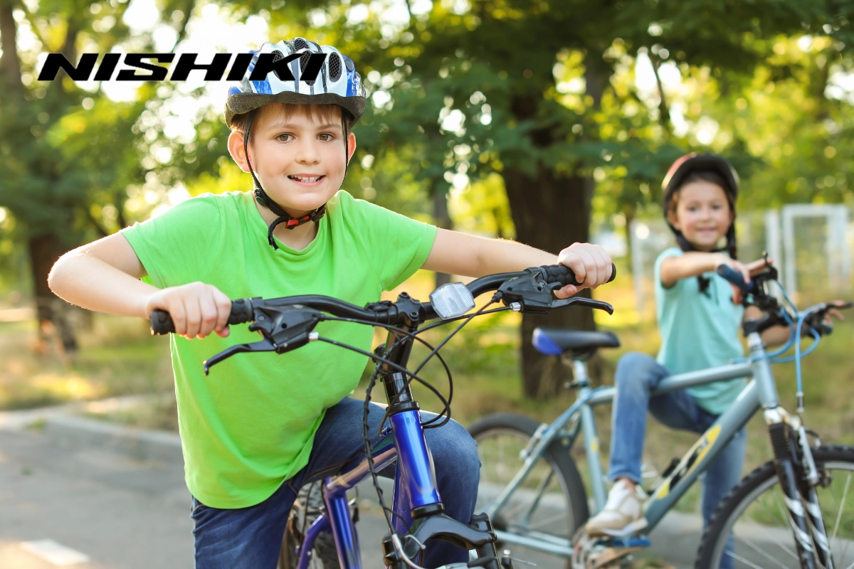 Khi bé đã thoải mái với việc giữ thăng bằng, hãy hướng dẫn bé cách đạp bánh xe và sử dụng phanh Khi bé đã thoải mái với việc giữ thăng bằng, hãy hướng dẫn bé cách đạp bánh xe và sử dụng phanh