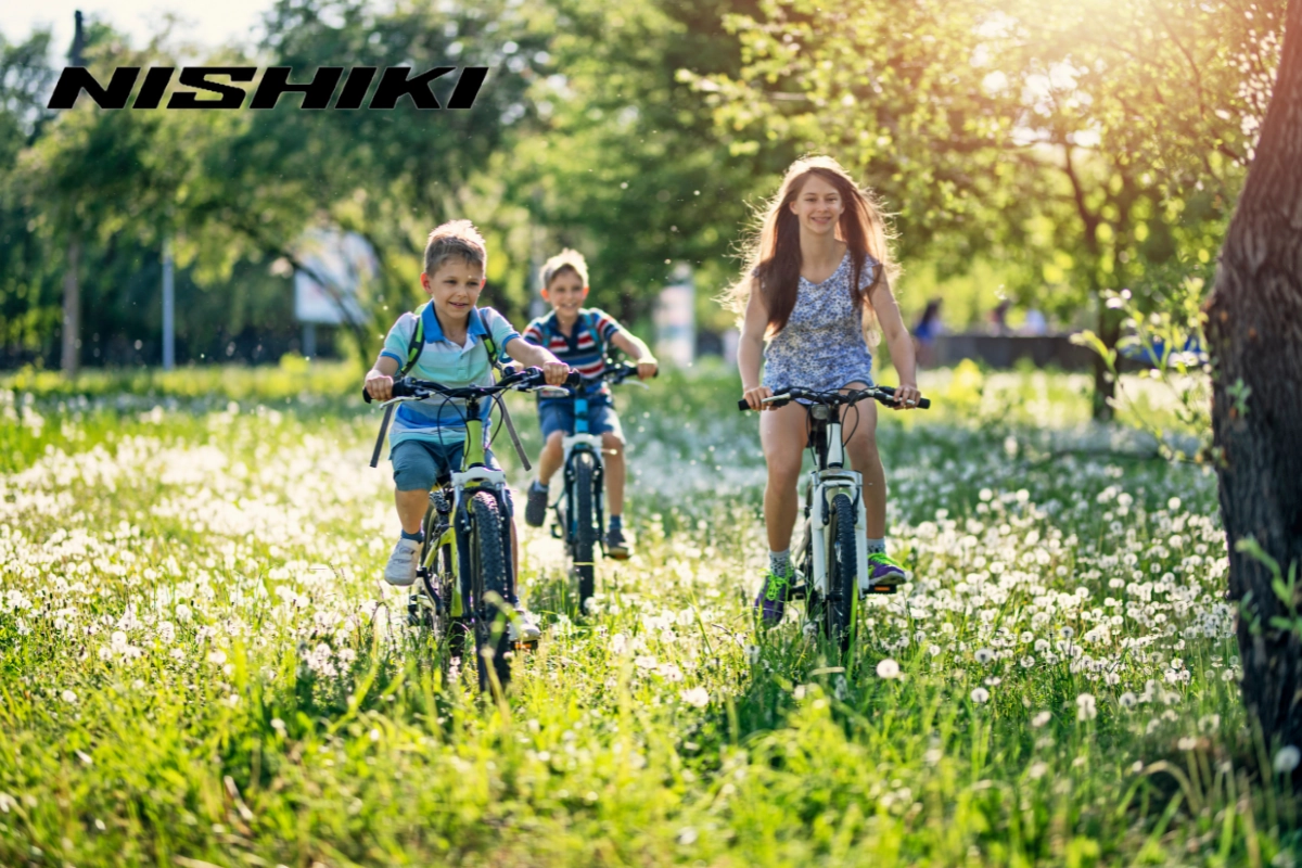 Việc đạp xe là một hoạt động vận động toàn diện, giúp phát triển cơ bắp và tăng sức mạnh cho trẻ.