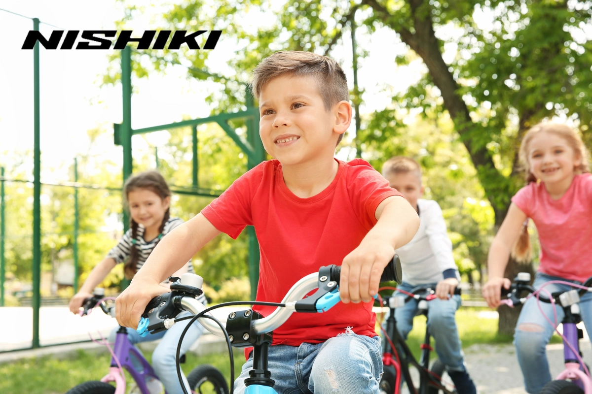 Việc tự mình điều khiển chiếc xe đạp giúp trẻ cảm thấy độc lập và tự tin.