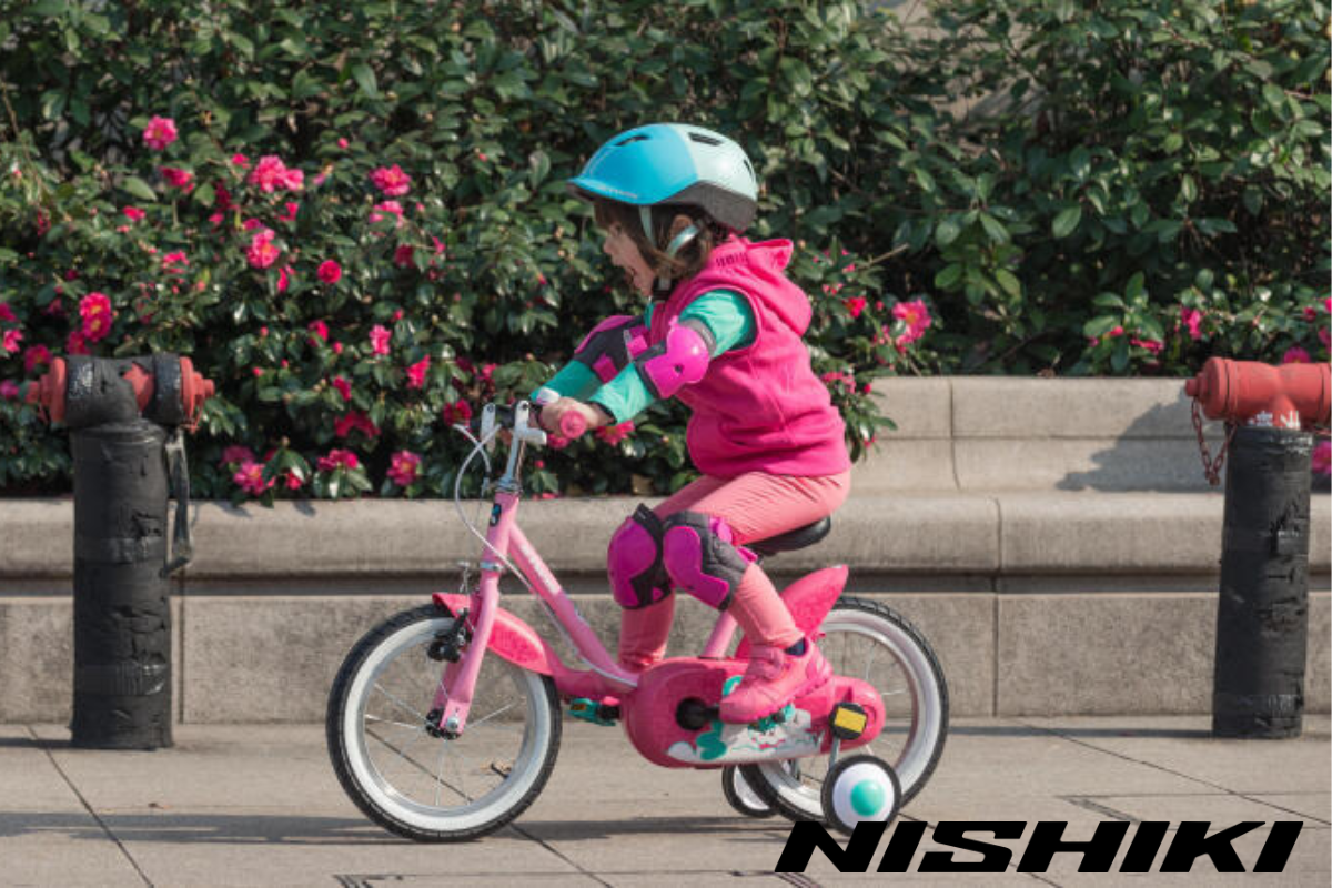 Mũ bảo hiểm là điều bắt buộc đối với trẻ em, ngay cả khi đi xe đạp trên vỉa hè
