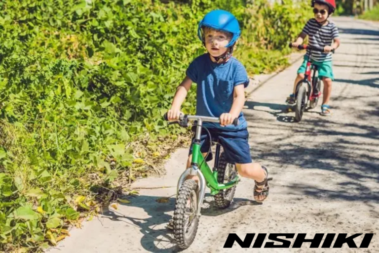 một cậu bé đang tập xe