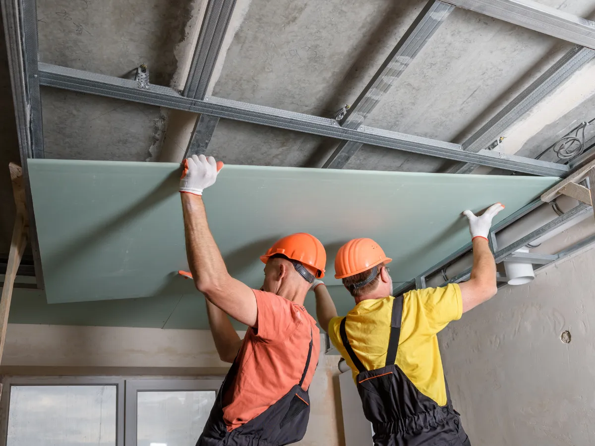 Không nên làm trần hoặc trang trí trần quá phức tạp