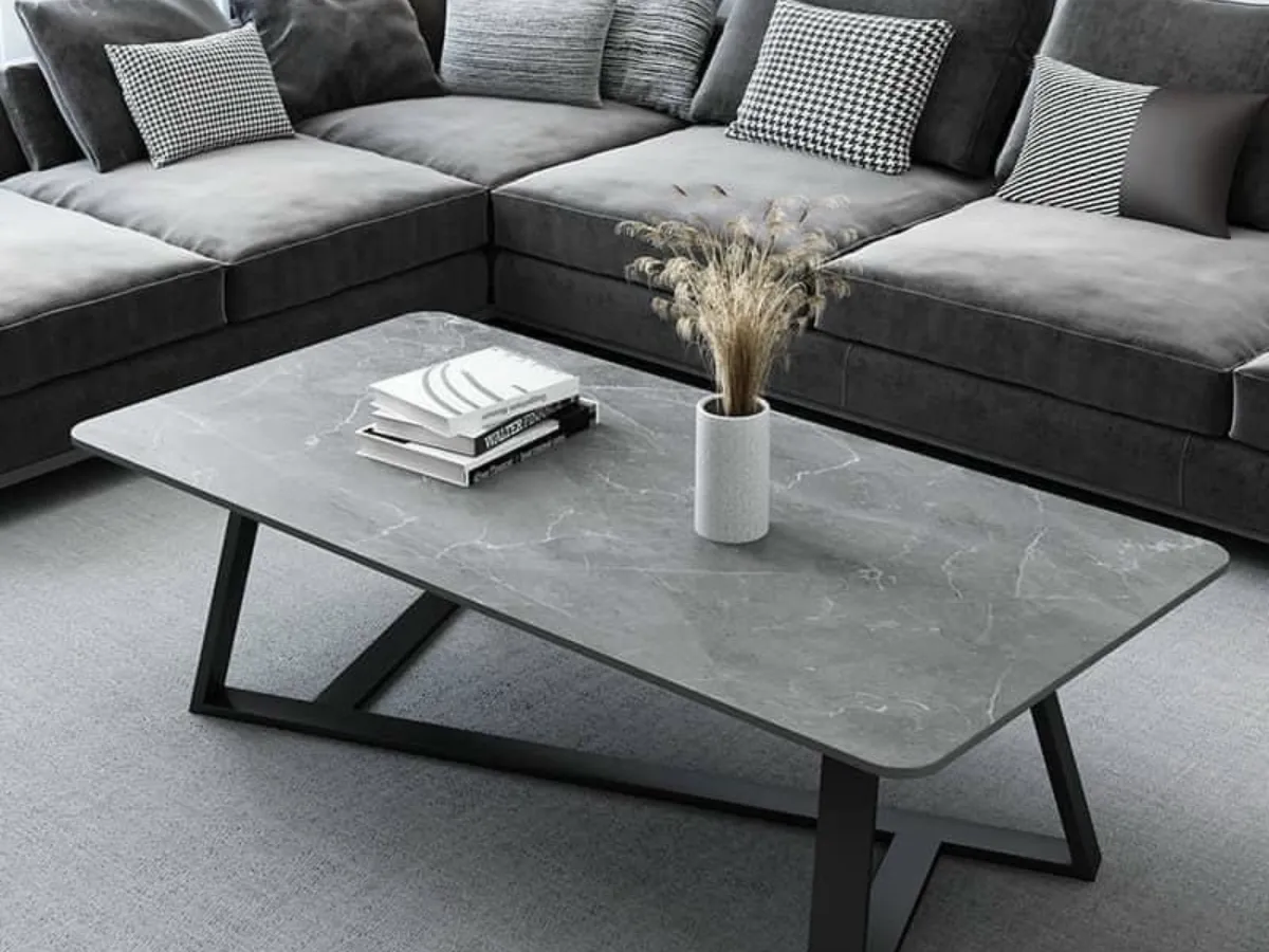 Ý tưởng trang trí phòng khách nhà phố - Sofa Da Màu Xám và Bàn Trà Kính Hiện Đại: