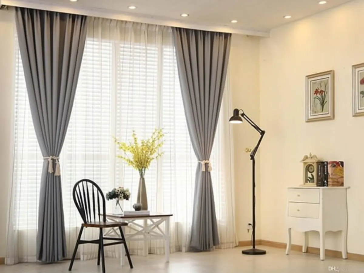 Ý tưởng trang trí phòng khách nhà phố - Màu Sắc Tươi Sáng và Rèm Cửa Gỗ