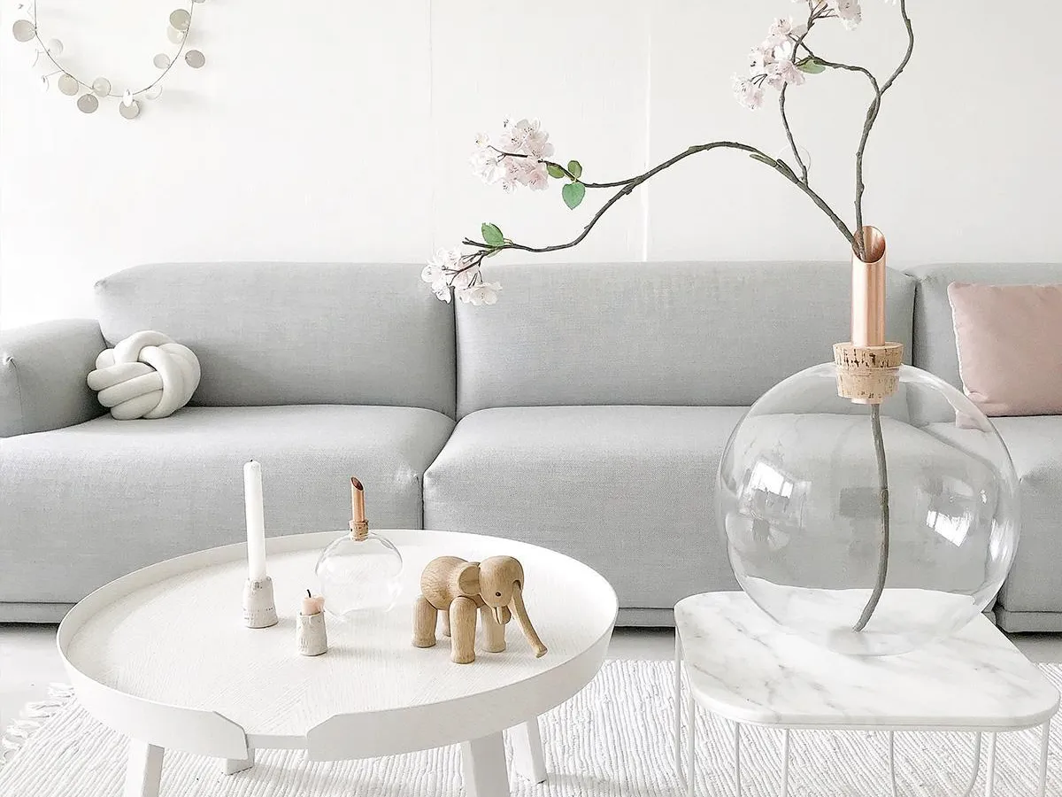 Ý tưởng trang trí phòng khách nhà phố - Gam Màu Pastel và Bàn Trà Có Ngăn Kéo