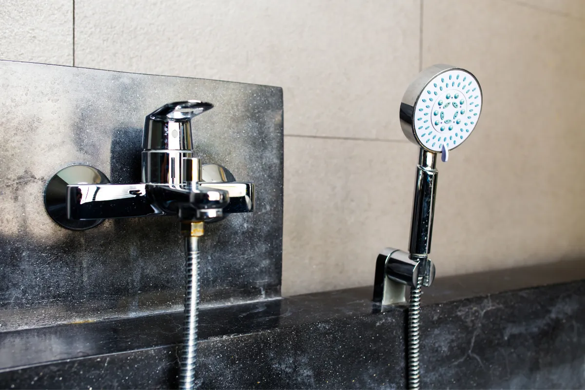 Bộ vòi sen tắm đứng là gì Cấu tạo của bộ vòi sen tắm đứng (5) 4 Một điểm khác biệt rõ ràng giữa bát sen to và bát sen nhỏ là kích thước