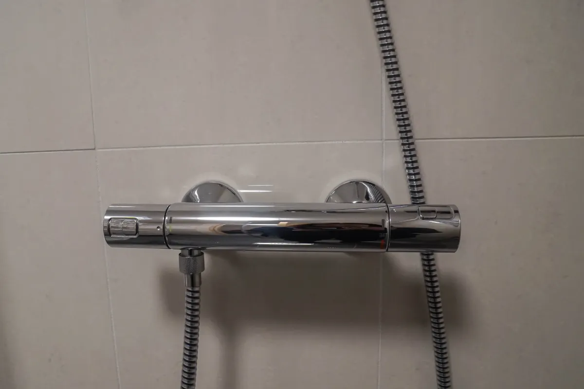 Cách lắp đặt củ sen nóng lạnh đơn giản ngay tại nhà (1) Cách lắp đặt đơn giản ngay tại nhà (1)