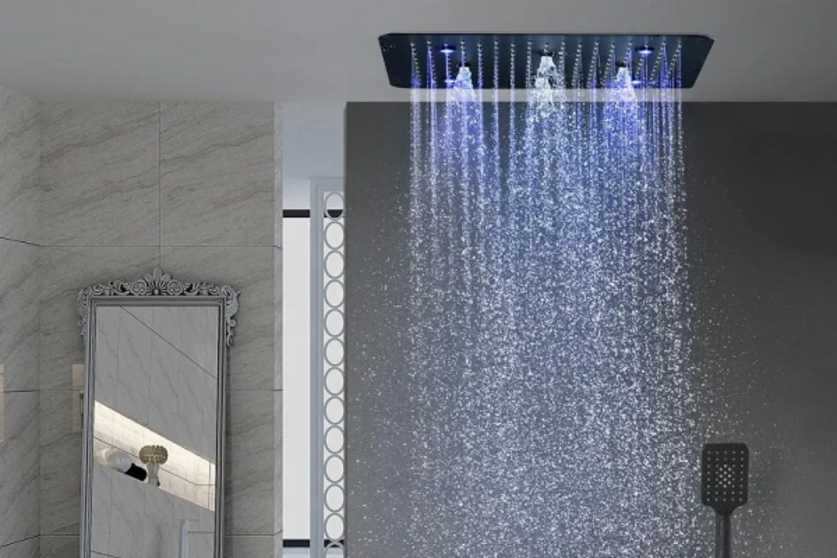 Dù có một số sự khác biệt về kiểu dáng, tất cả các loại vòi sen âm trần đều được thiết kế rất tinh tế. Dù có một số sự khác biệt về kiểu dáng, tất cả các loại vòi sen âm trần đều được thiết kế rất tinh tế.