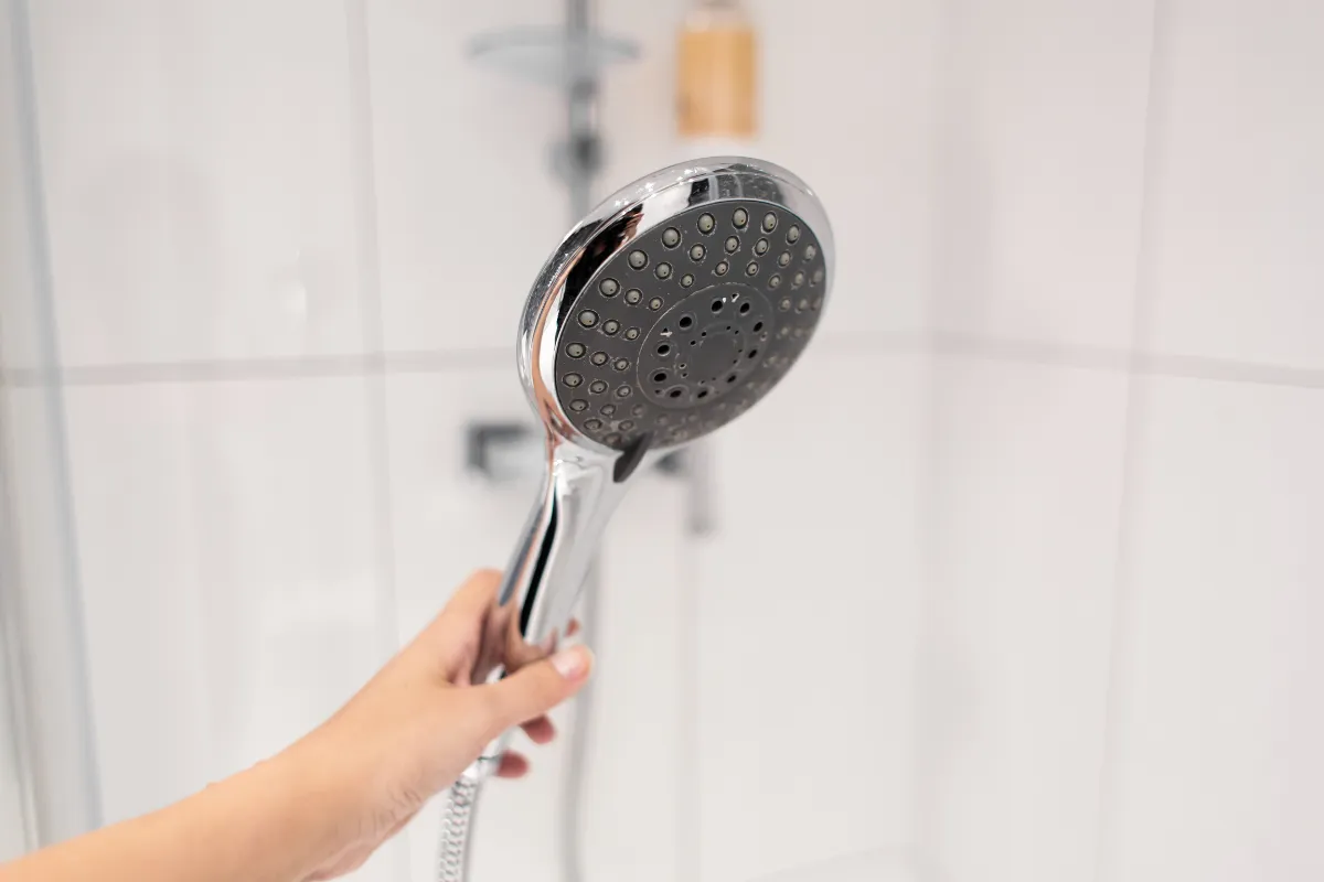 Giải quyết tình trạng vòi hoa sen bị tắc như thế nào (2) Nguyên nhân vòi sen bị tắc, chảy yếu