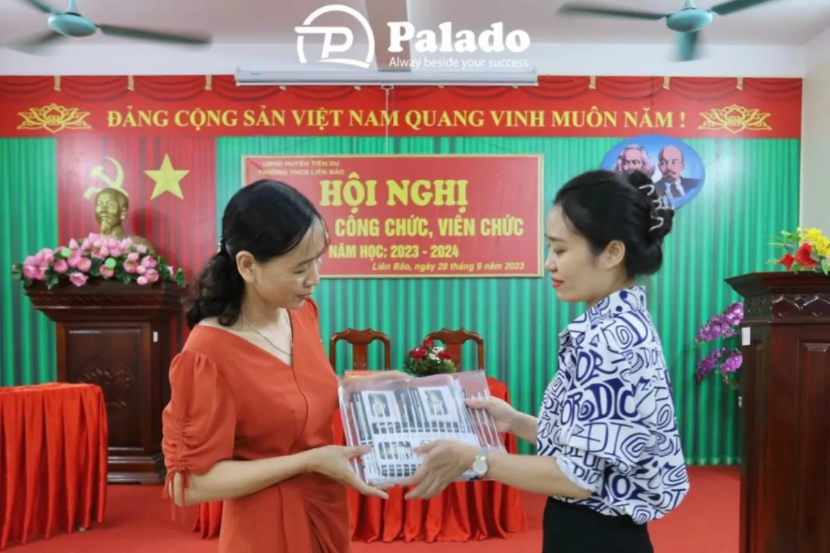 Đại diện nhà trường nhận gần 500 phần thưởng cho các em học sinh có thành tích xuất sắc, khá giỏi và các em có hoàn cảnh khó khăn.