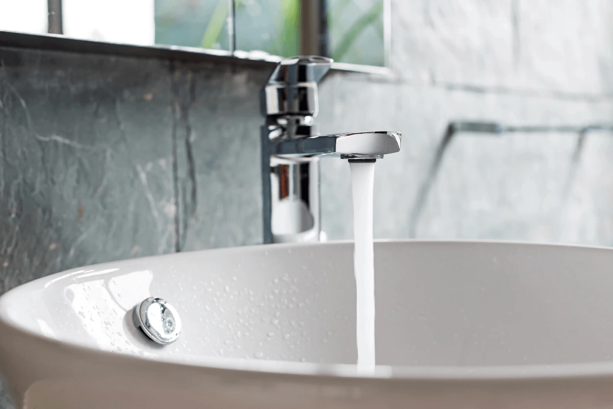 vòi rửa BÁt gắn tường hay gắn chậu (2) (1) Nên lắp vòi rửa bát nóng lạnh cắm tường hay gắn chậu?