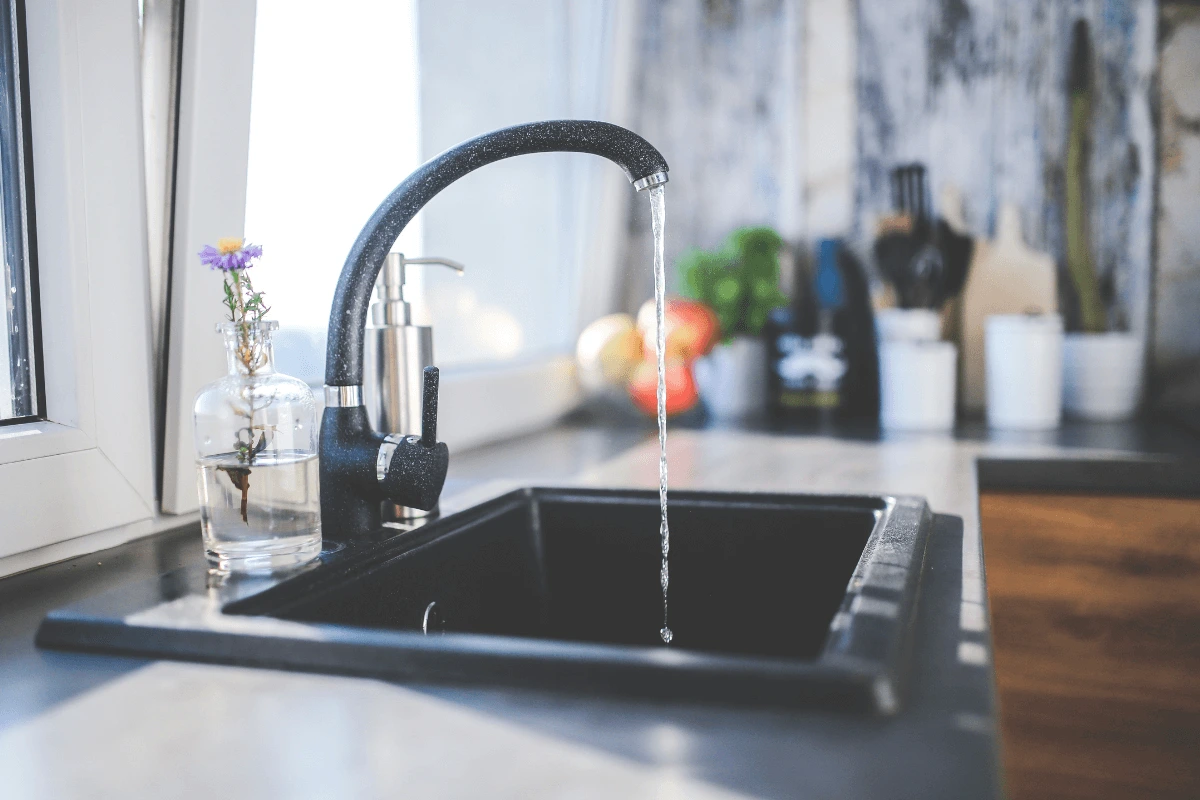 vòi rửa BÁt gắn tường hay gắn chậu (3) (1) Ưu, nhược điểm vòi rửa bát nóng lạnh gắn chậu