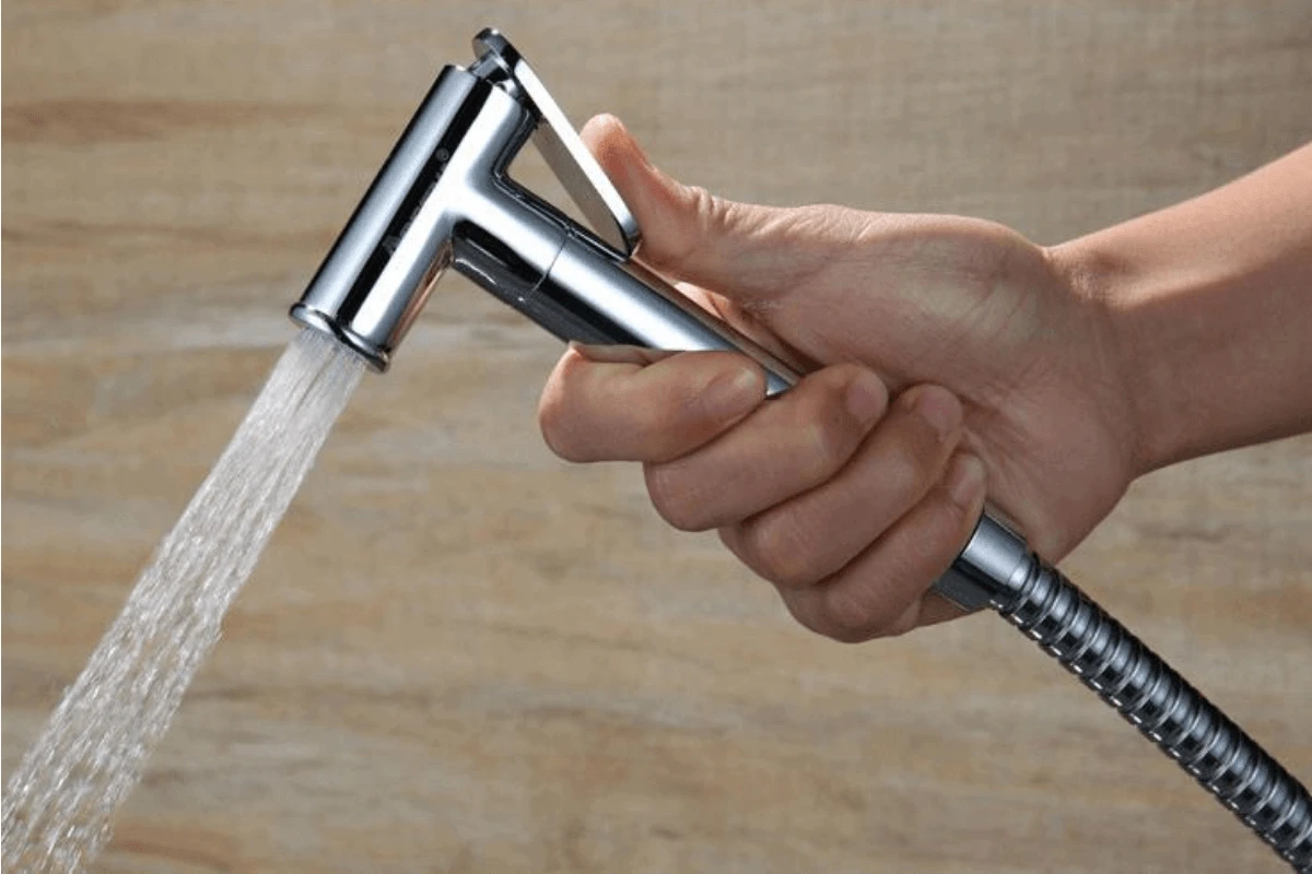 6 thiết bị vệ sinh không thể thiếu trong căn nhà của bạn (7) Vòi xịt vệ sinh