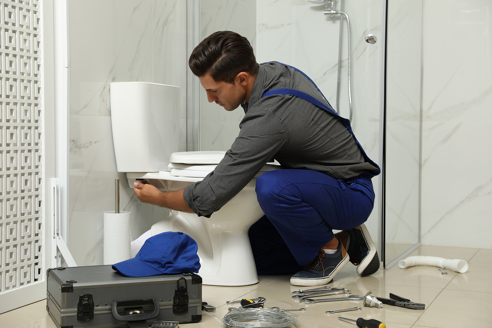 Professional Plumber Working With Toilet Bowl In Bathroom Các lưu ý khi lắp bồn cầu liền khối