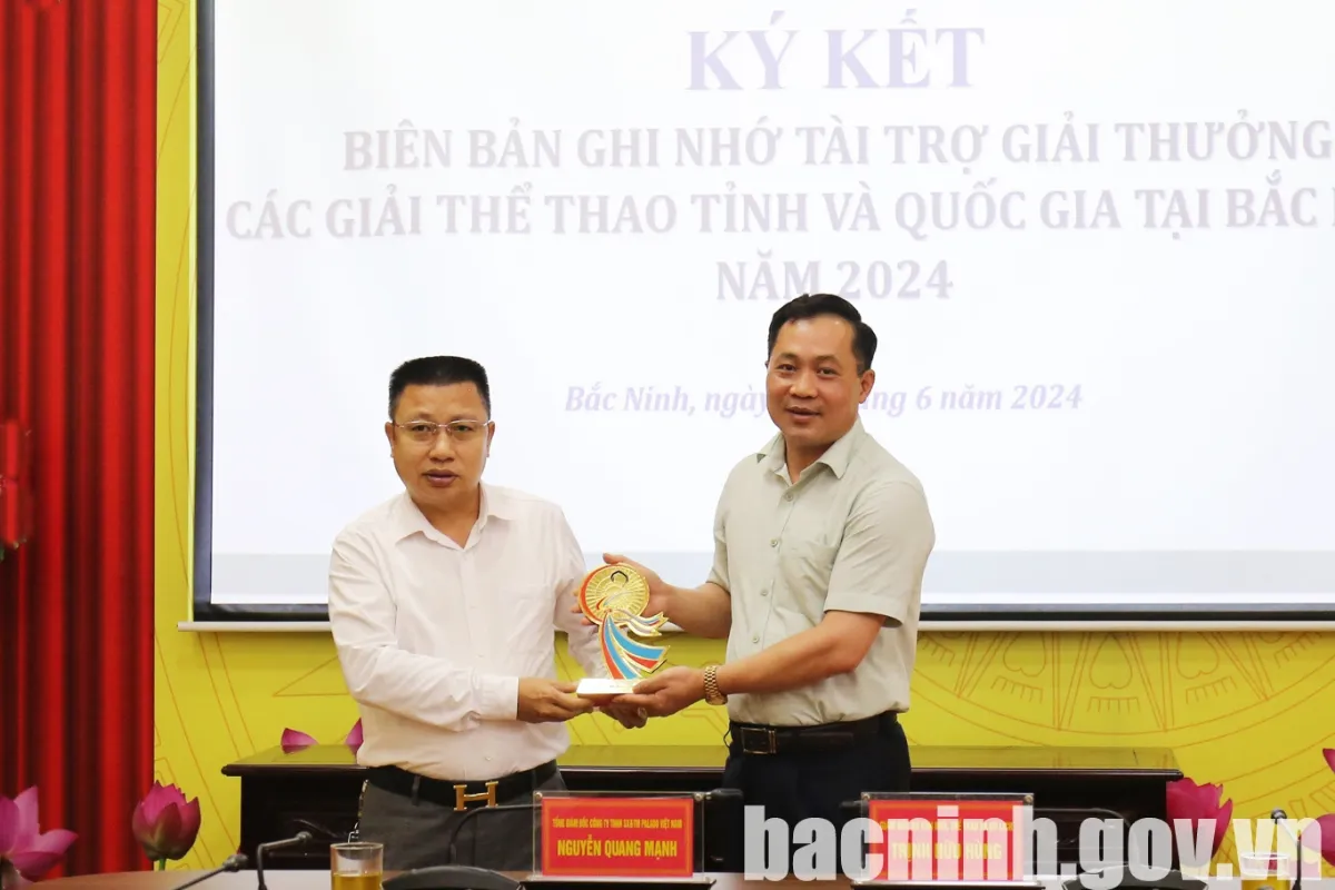 Palado Việt Nam đồng hành cùng các giải đấu thể thao tại Bắc Ninh (3) Giám đốc Sở Văn hoá, Thể thao và Du lịch Trịnh Hữu Hùng (bên phải) trao quà lưu niệm cho Tổng Giám đốc Công ty TNHH sản xuất và thương mại Palado Việt Nam Nguyễn Quang Mạnh.