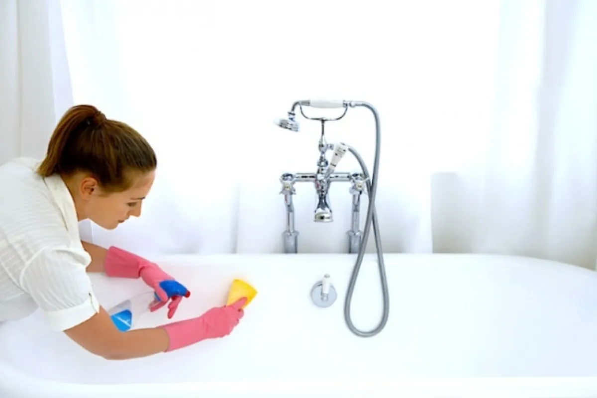 Trong quá trình vệ sinh bồn tắm cần sử dụng chất tẩy rửa phù hợp Trong quá trình vệ sinh bồn tắm cần sử dụng chất tẩy rửa phù hợp