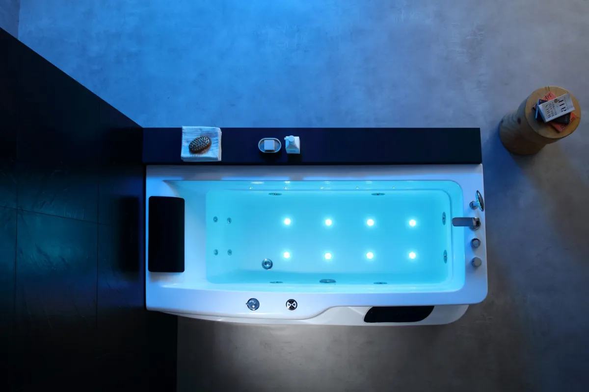 Bồn tắm massage là loại bồn tắm hiện đại được tích hợp nhiều chứa năng. Bồn tắm massage là loại bồn tắm hiện đại được tích hợp nhiều chứa năng.