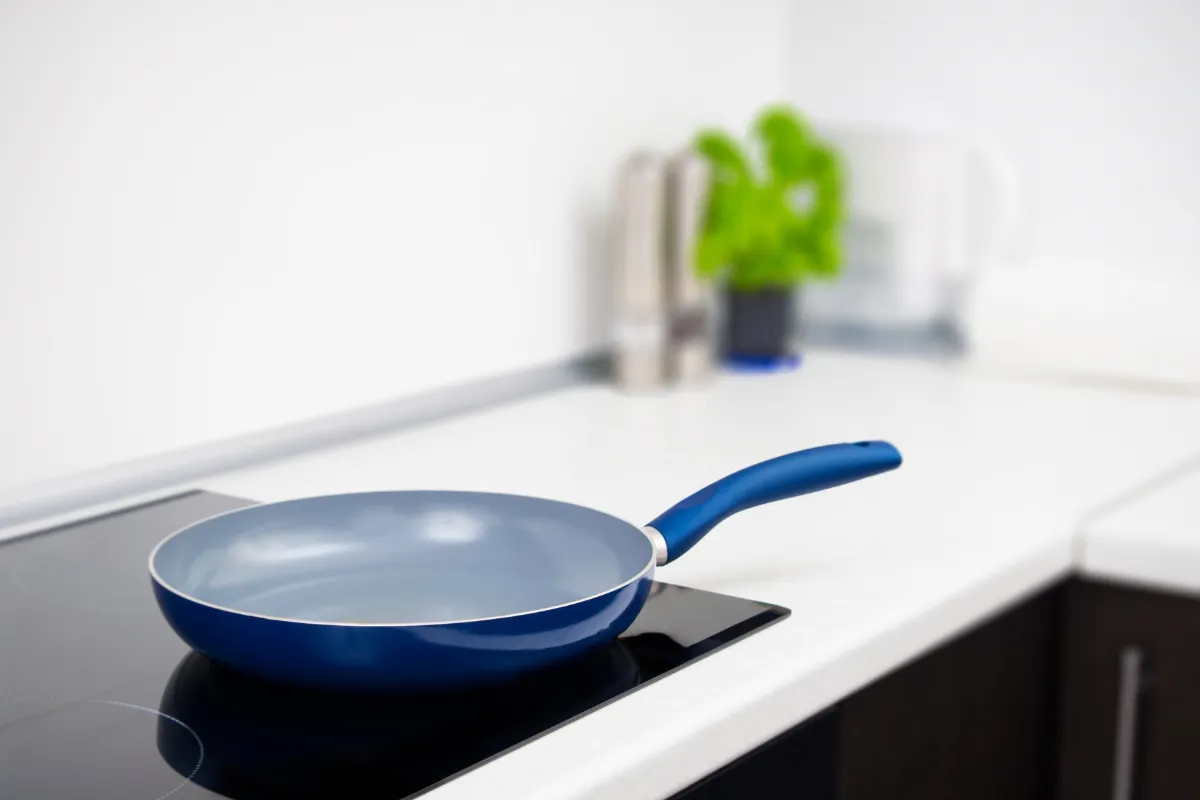 Chất liệu là yếu tố đầu tiên cần cân nhắc khi chọn chảo cho bếp từ Chất liệu là yếu tố đầu tiên cần cân nhắc khi chọn chảo cho bếp từ