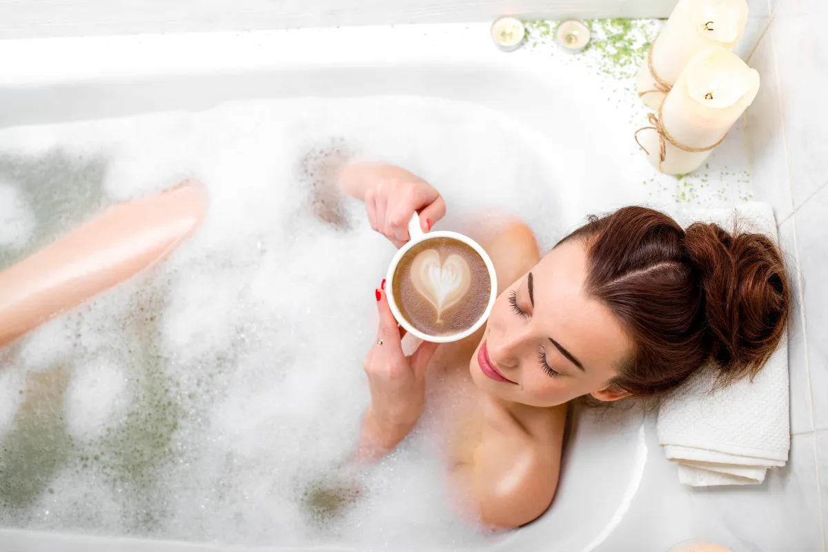 Tắm bồn giúp đem lại khoảng thời gian thư giãn và giảm căng thắng Tắm bồn giúp đem lại khoảng thời gian thư giãn và giảm căng thắng