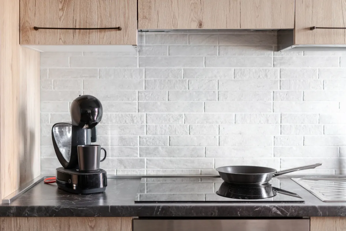 Bếp từ là một thiết bị nấu ăn phổ biến trong các gia đình hiện đại Bếp từ là một thiết bị nấu ăn phổ biến trong các gia đình hiện đại