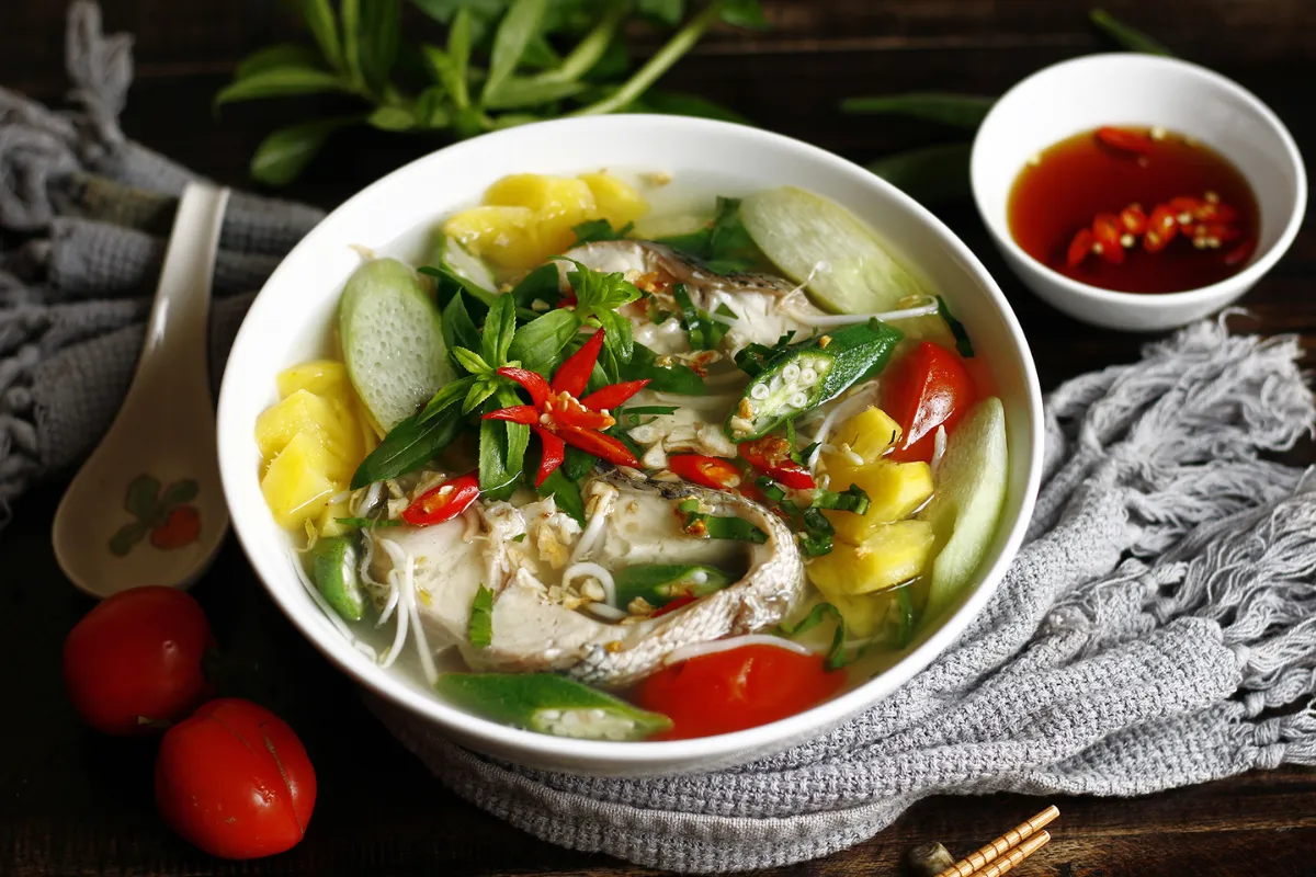 Canh chua cá lóc món ăn hấp dẫn được chế biến bằng bếp từ Canh chua cá lóc món ăn hấp dẫn được chế biến bằng bếp từ