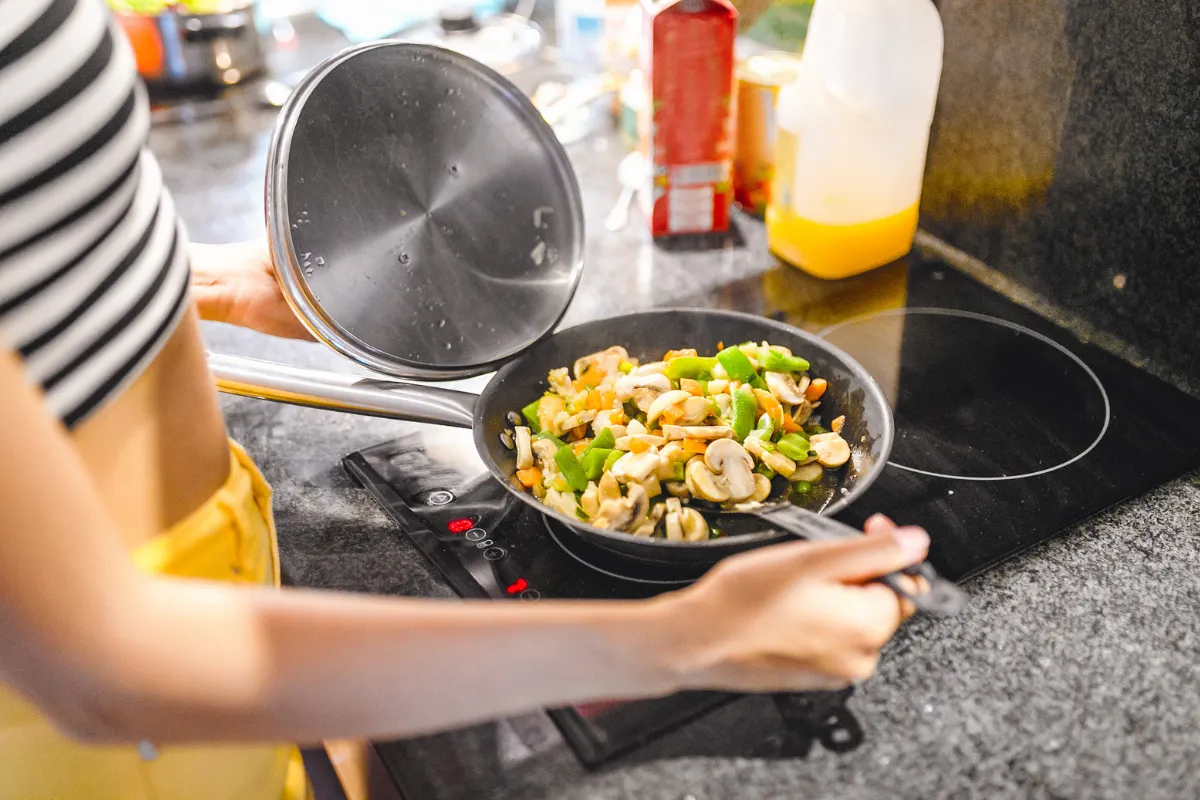 Trên thị trường hiện nay, có nhiều loại IC được sử dụng trong bếp từ, tùy thuộc vào hãng sản xuất và công nghệ được áp dụng Trên thị trường hiện nay, có nhiều loại IC được sử dụng trong bếp từ, tùy thuộc vào hãng sản xuất và công nghệ được áp dụng