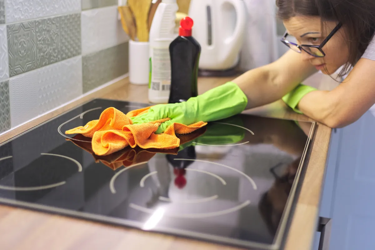 Việc vệ sinh bếp từ không chỉ giúp bếp luôn sáng bóng mà còn mang lại nhiều lợi ích thiết thực khác Việc vệ sinh bếp từ không chỉ giúp bếp luôn sáng bóng mà còn mang lại nhiều lợi ích thiết thực khác