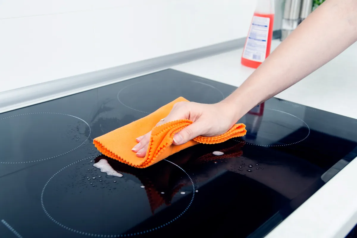 Việc vệ sinh bếp từ không chỉ giúp giữ vẻ ngoài sạch sẽ, sáng bóng mà còn mang lại nhiều lợi ích quan trọng Việc vệ sinh bếp từ không chỉ giúp giữ vẻ ngoài sạch sẽ, sáng bóng mà còn mang lại nhiều lợi ích quan trọng